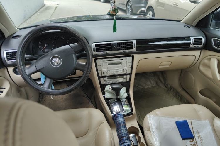 Used Volkswagen Passat 2009 2.0L MFI Automatic Luxury Edition Center Console