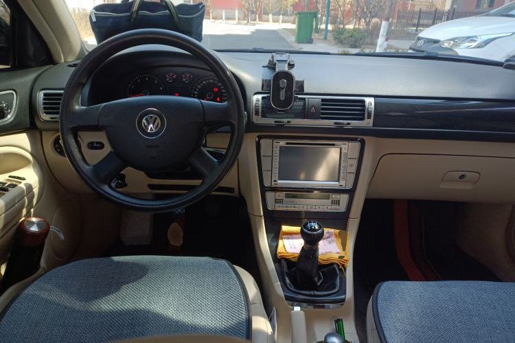 Used Volkswagen Passat 2009 2.0L MFI Manual Luxury Edition Center Console