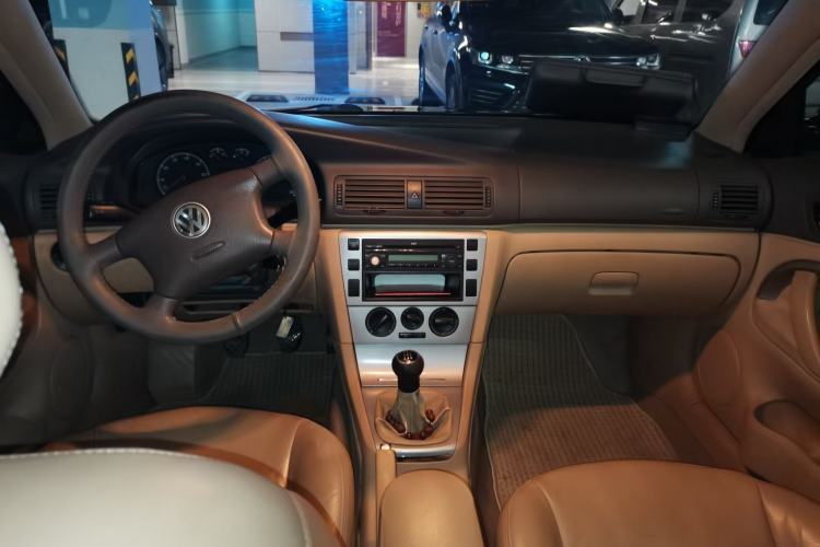 Used Volkswagen Passat 2009 2.0L MFI Manual Luxury Edition Center Console