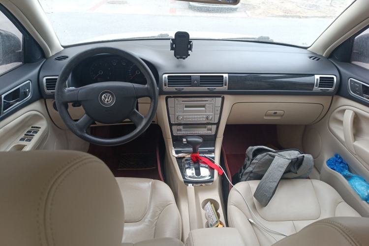 Used Volkswagen Passat 2009 2.0L MFI Automatic Luxury Edition Center Console