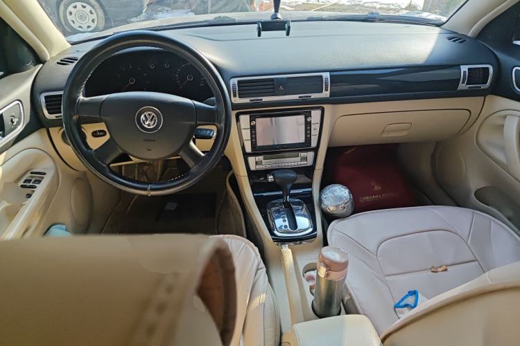 Used Volkswagen Passat 2009 2.0L MFI Automatic Luxury Edition Center Console
