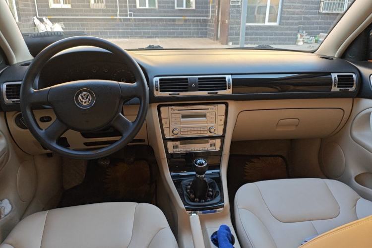 Used Volkswagen Passat 2009 1.8T Manual Luxury Model Center Console