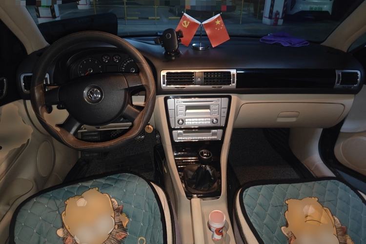 Used Volkswagen Passat 2009 2.0L MFI Manual Luxury Edition Center Console