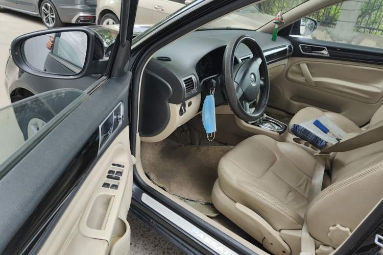 Used Volkswagen Passat 2009 2.0L MFI Automatic Luxury Edition Driver Seat