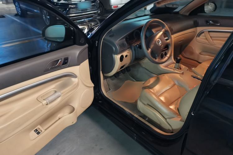 Used Volkswagen Passat 2009 2.0L MFI Manual Luxury Edition Driver Seat