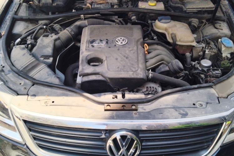 Used Volkswagen Passat 2009 2.0L MFI Automatic Luxury Edition Engine Bay