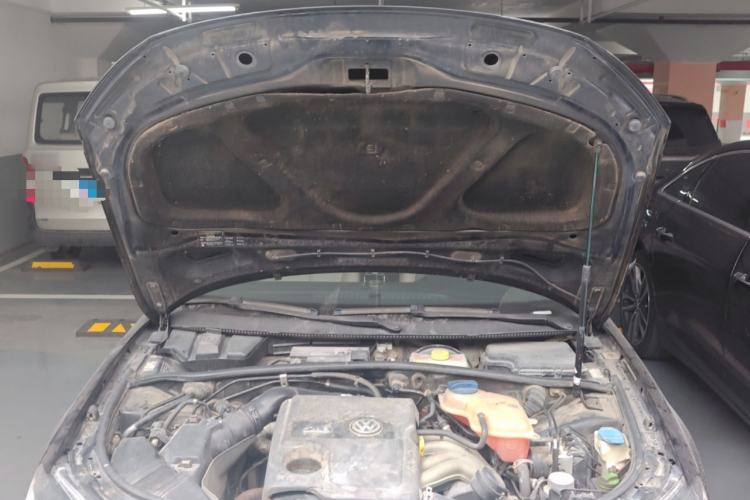 Used Volkswagen Passat 2009 2.0L MFI Automatic Luxury Edition Engine Bay