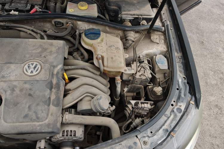 Used Volkswagen Passat 2009 2.0L MFI Manual Luxury Edition Engine Bay Left