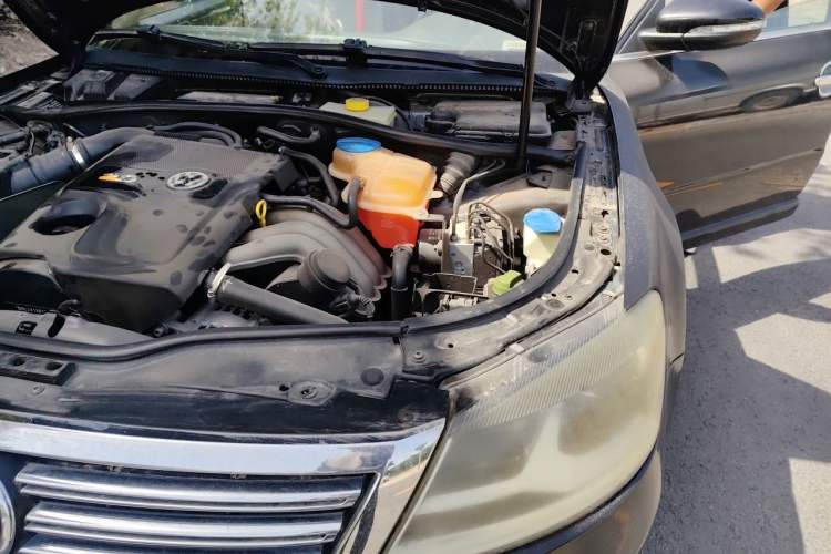 Used Volkswagen Passat 2009 2.0L MFI Manual Luxury Edition Engine Bay Left