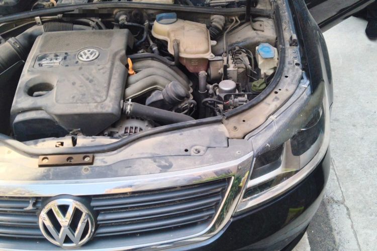 Used Volkswagen Passat 2009 2.0L MFI Automatic Luxury Edition Engine Bay Left