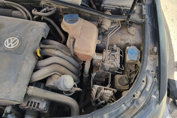 Used Volkswagen Passat 2009 2.0L MFI Manual Luxury Edition Engine Bay Left