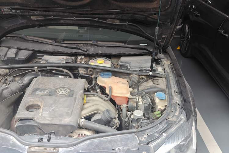 Used Volkswagen Passat 2009 2.0L MFI Automatic Luxury Edition Engine Bay Left
