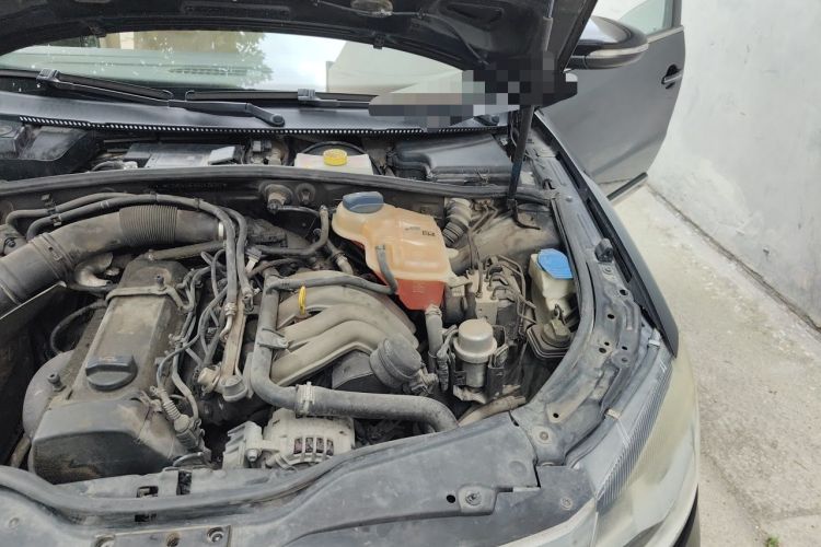Used Volkswagen Passat 2009 2.0L MFI Automatic Luxury Edition Engine Bay Left