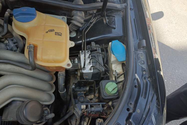 Used Volkswagen Passat 2009 2.0L MFI Manual Luxury Edition Engine Bay Left