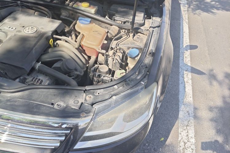 Used Volkswagen Passat 2009 2.0L MFI Automatic Luxury Edition Engine Bay Left