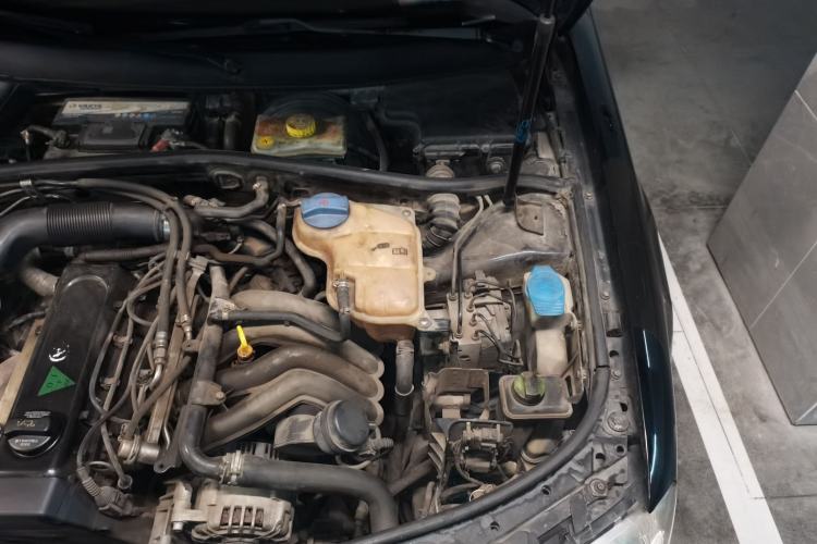 Used Volkswagen Passat 2009 2.0L MFI Manual Luxury Edition Engine Bay Left