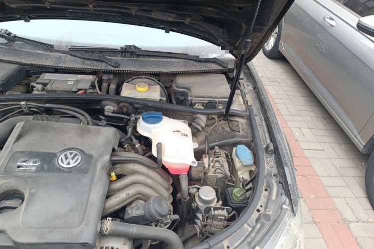 Used Volkswagen Passat 2009 2.0L MFI Automatic Luxury Edition Engine Bay Left