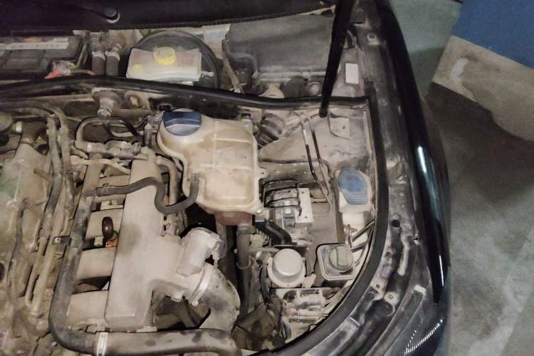 Used Volkswagen Passat 2009 1.8T Automatic Luxury Edition Engine Bay Left