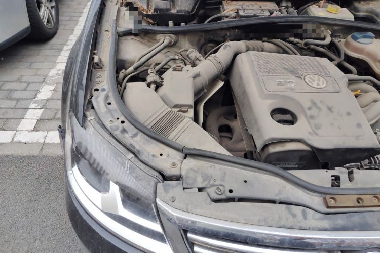 Used Volkswagen Passat 2009 2.0L MFI Manual Luxury Edition Engine Bay Right