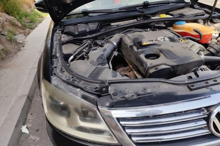 Used Volkswagen Passat 2009 2.0L MFI Manual Luxury Edition Engine Bay Right