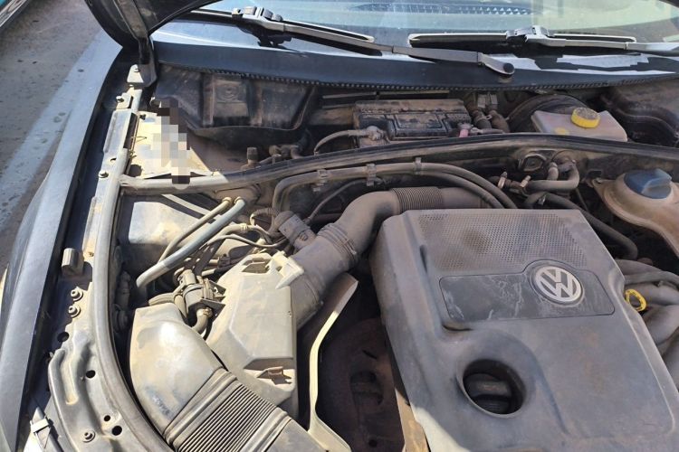 Used Volkswagen Passat 2009 2.0L MFI Manual Luxury Edition Engine Bay Right