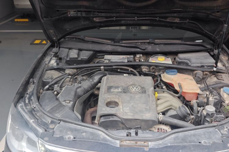Used Volkswagen Passat 2009 2.0L MFI Automatic Luxury Edition Engine Bay Right