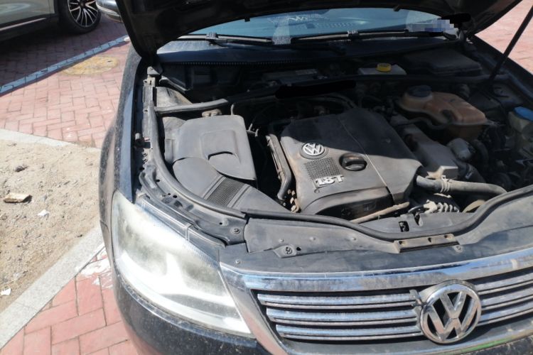 Used Volkswagen Passat 2009 1.8T Manual Luxury Model Engine Bay Right
