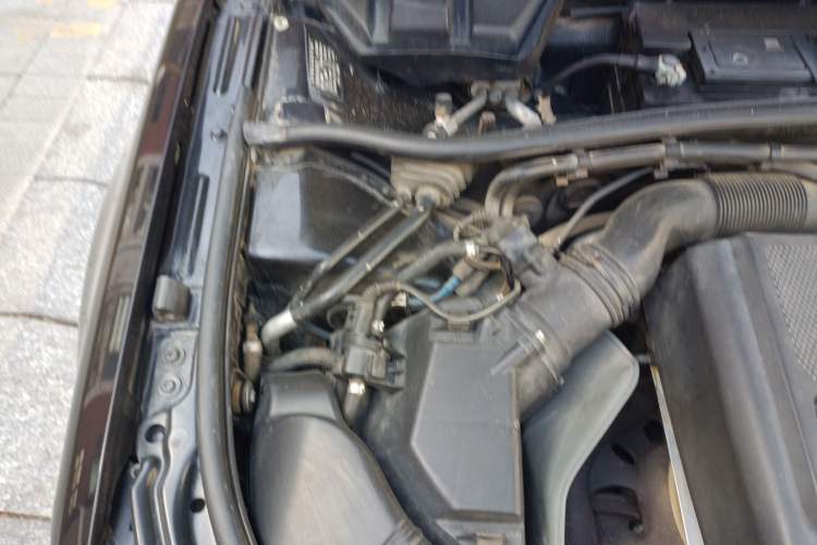 Used Volkswagen Passat 2009 2.0L MFI Manual Luxury Edition Engine Bay Right