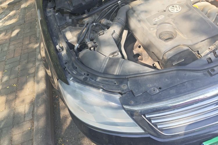 Used Volkswagen Passat 2009 2.0L MFI Automatic Luxury Edition Engine Bay Right