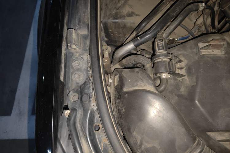 Used Volkswagen Passat 2009 2.0L MFI Manual Luxury Edition Engine Bay Right