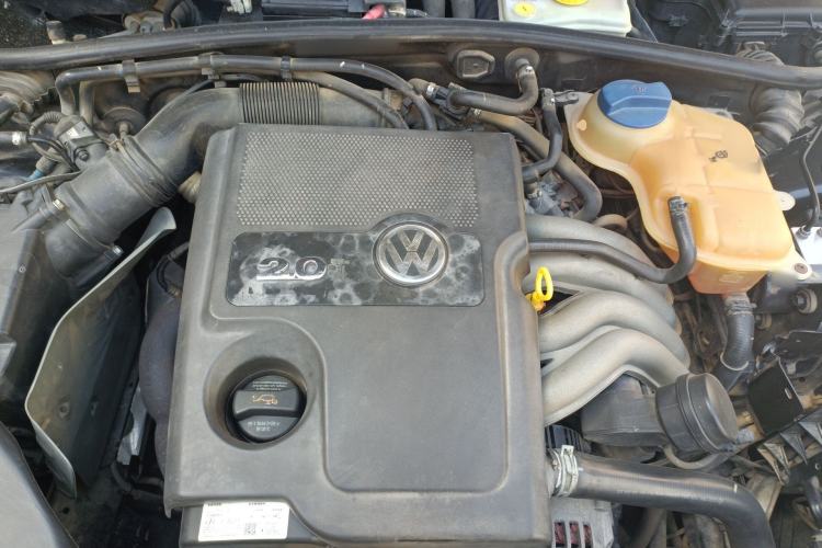 Used Volkswagen Passat 2009 2.0L MFI Manual Luxury Edition Engine Bay