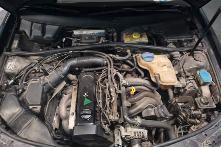 Used Volkswagen Passat 2009 2.0L MFI Manual Luxury Edition Engine Bay