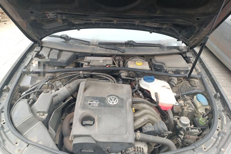 Used Volkswagen Passat 2009 2.0L MFI Automatic Luxury Edition Engine Bay