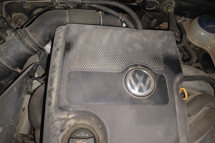 Used Volkswagen Passat 2009 2.0L MFI Manual Luxury Edition Engine Bay