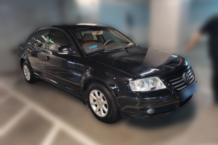 Used Volkswagen Passat 2009 2.0L MFI Manual Luxury Edition Front Right 45 Deg