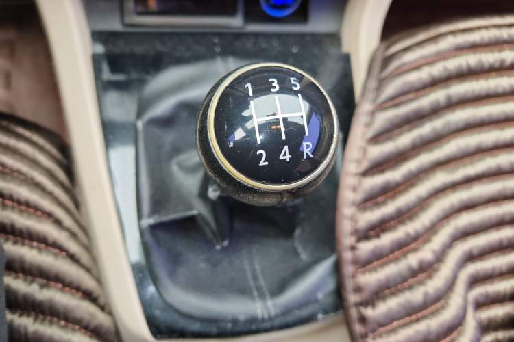 Used Volkswagen Passat 2009 2.0L MFI Manual Luxury Edition Gear Lever