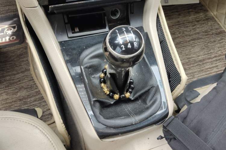 Used Volkswagen Passat 2009 2.0L MFI Manual Luxury Edition Gear Lever