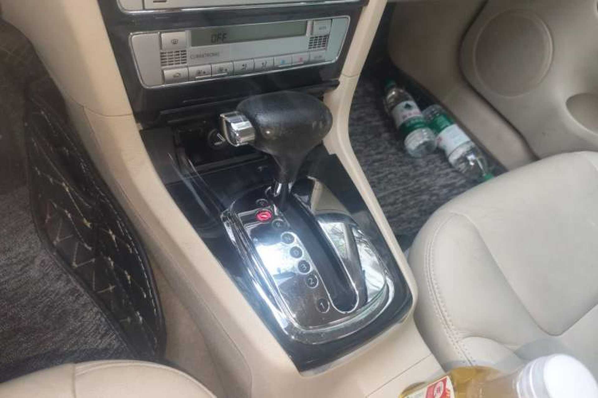 Used Volkswagen Passat 2009 2.0L MFI Automatic Luxury Edition Gear Lever
