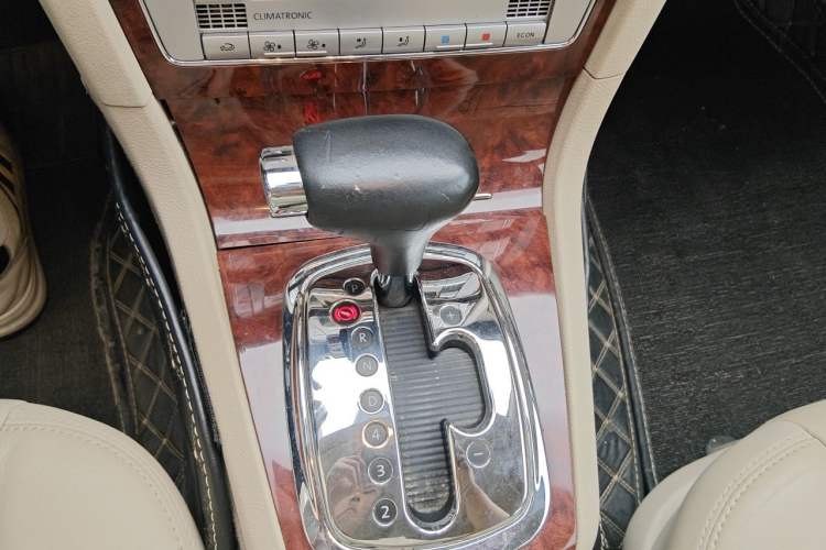 Used Volkswagen Passat 2009 1.8T Automatic Luxury Edition Gear Lever