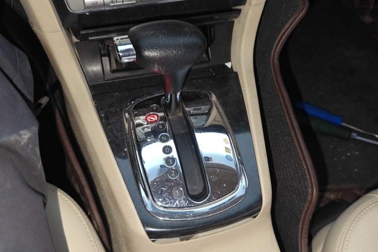 Used Volkswagen Passat 2009 2.0L MFI Automatic Luxury Edition Gear Lever