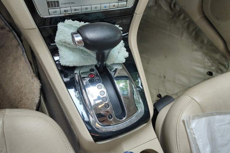 Used Volkswagen Passat 2009 2.0L MFI Automatic Luxury Edition Gear Lever