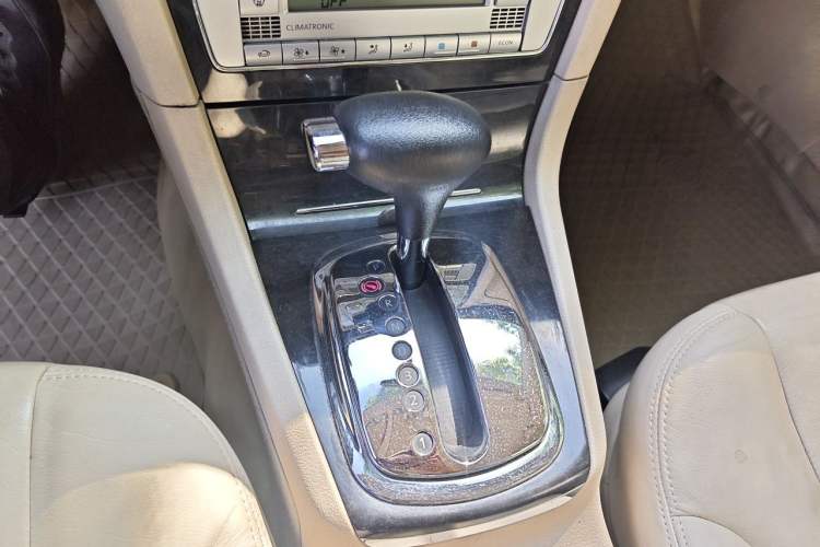 Used Volkswagen Passat 2009 2.0L MFI Automatic Luxury Edition Gear Lever