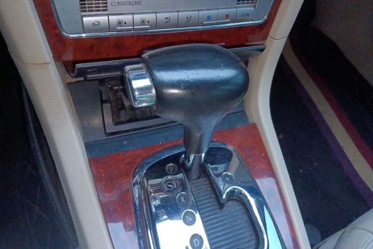 Used Volkswagen Passat 2009 1.8T Automatic Luxury Edition Gear Lever