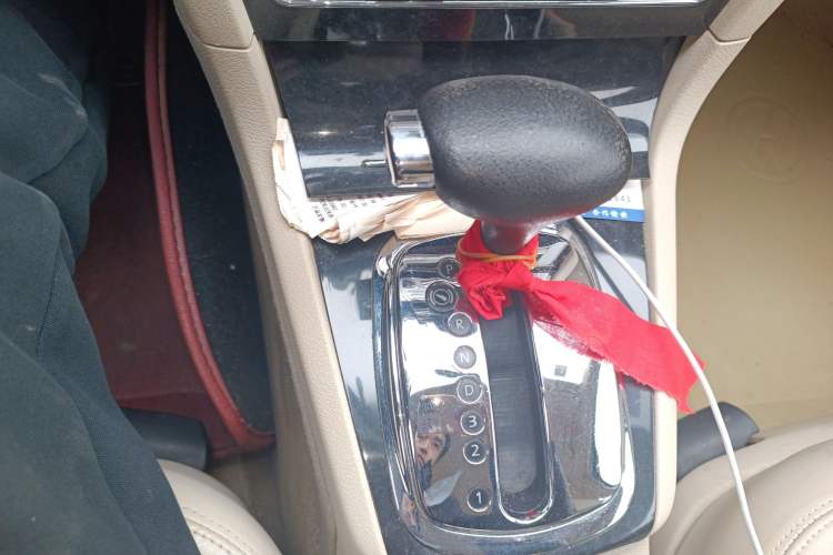 Used Volkswagen Passat 2009 2.0L MFI Automatic Luxury Edition Gear Lever