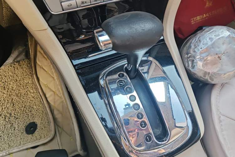 Used Volkswagen Passat 2009 2.0L MFI Automatic Luxury Edition Gear Lever