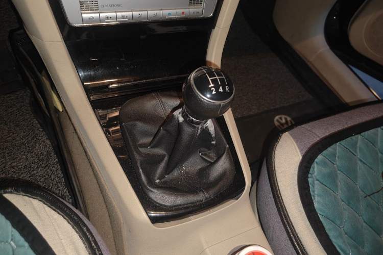 Used Volkswagen Passat 2009 2.0L MFI Manual Luxury Edition Gear Lever