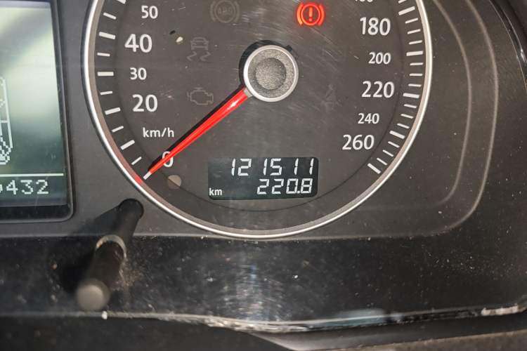 Used Volkswagen Passat 2009 1.8T Automatic Zunjie Model Odometer Close Up