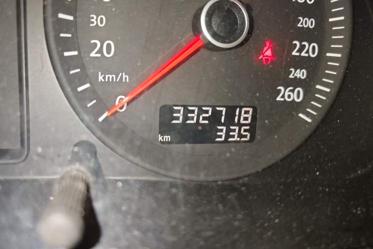 Used Volkswagen Passat 2009 2.0L MFI Manual Luxury Edition Odometer Close Up