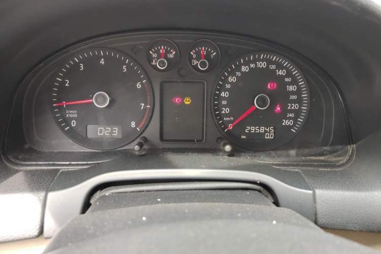Used Volkswagen Passat 2009 2.0L MFI Manual Luxury Edition Odometer Close Up