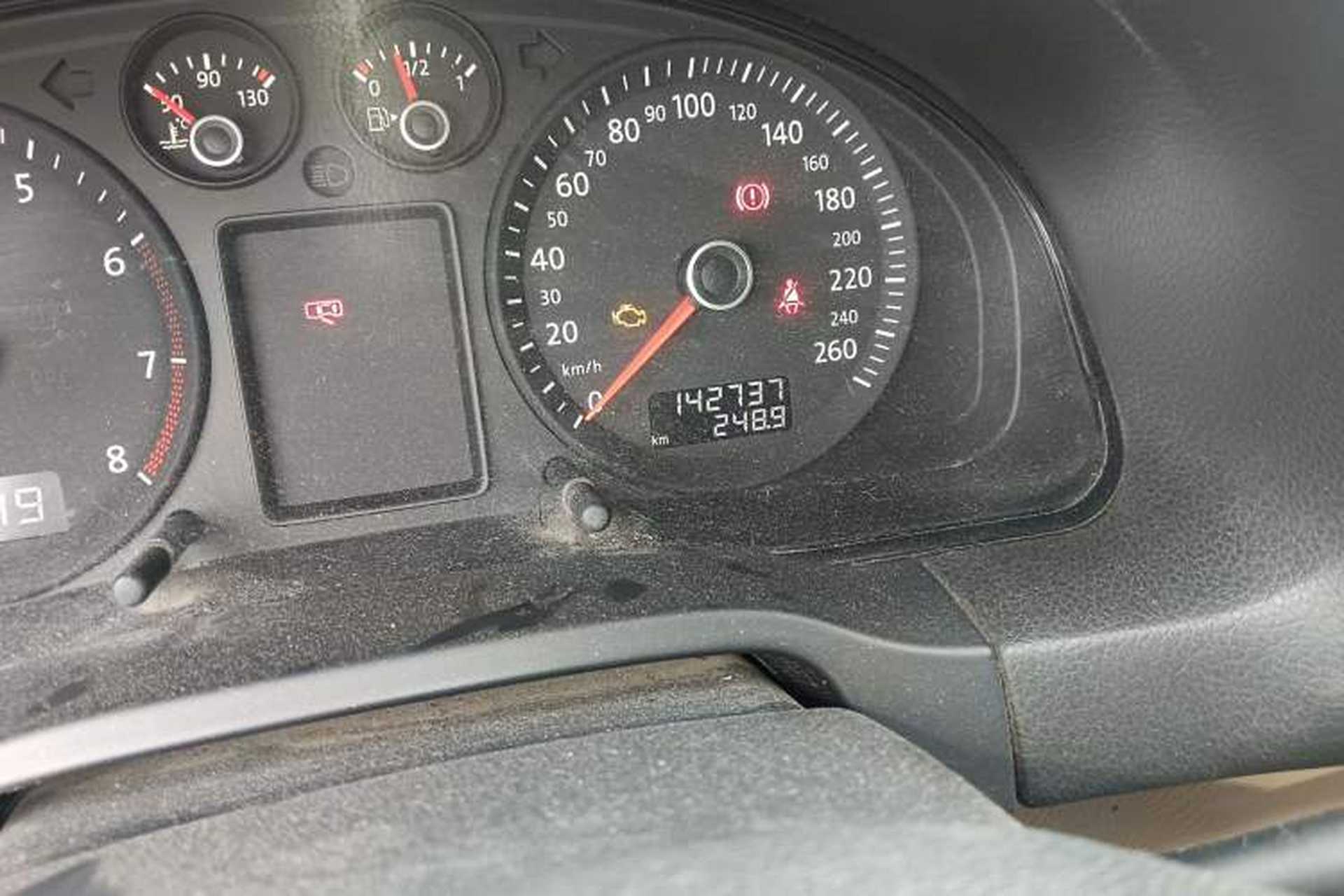 Used Volkswagen Passat 2009 2.0L MFI Manual Luxury Edition Odometer Close Up